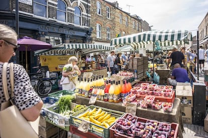 Puestos en Broadway Market, uno de los mercadillos más populares del barrio de Hackney, al este de Londres, que se celebra cada sábado.