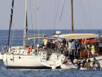 Activistas propalestinos embarcan rumbo a Gaza, el viernes en Creta.