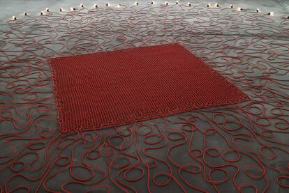 Undercurrent (2008), de Mona Hatoum, una alfombra tejida con cables eléctricos.</b>
