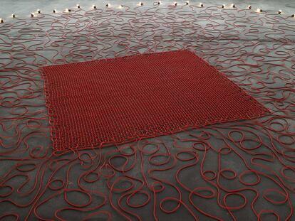 Undercurrent (2008), de Mona Hatoum, una alfombra tejida con cables eléctricos.</b>