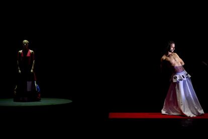 Momento del espectáculo 'Apariencias' de la bailora Eva Yerbabuena.
Un recorrido por la danza, la música y la voz, pretendiendo no que se entienda, sino que se sienta.
