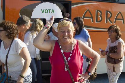 Entre los asistentes a los mítines suele haber un ambiente festivo. Muchos de ellos se trasladan en autocares hasta las localidades donde sus líderes presentan sus propuestas electorales antes del día de las votaciones. En la imagen, llegada de seguidores del PSOE a un mitin en Alcalá de Guadaira, Sevilla.