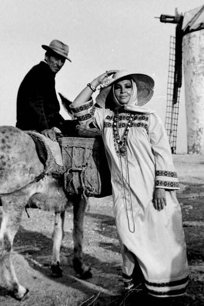 Mara Antonia Abad Fernndez naci en Campo de Criptana (Ciudad Real) el 10 de marzo de 1928, nunca reneg de sus races manchegas y fue galardonada con la Medalla de Oro de Castilla-La Mancha en 2008. La imagen est fechada en 1974.