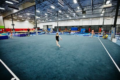 Una gimnasta en un entrenamiento.