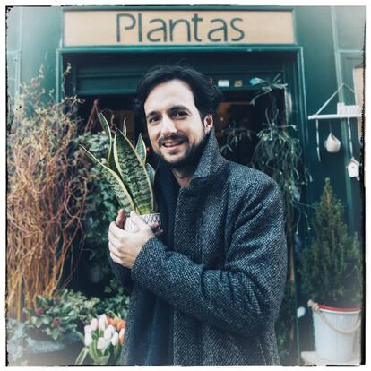 Samuel Valverde, cantante y guitarrista de &#039;Personajes secundarios&#039;, en la florister&iacute;a La Real.