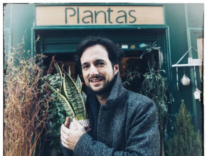 Samuel Valverde, cantante y guitarrista de &#039;Personajes secundarios&#039;, en la florister&iacute;a La Real.