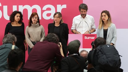 Ernest Urtasun, el sábado en la rueda de prensa en la sede de Sumar en Madrid, acompañado por (desde la izquierda) Paula Moreno, Elizabeth Duval, Amanda Andrades y Lara Hernández.