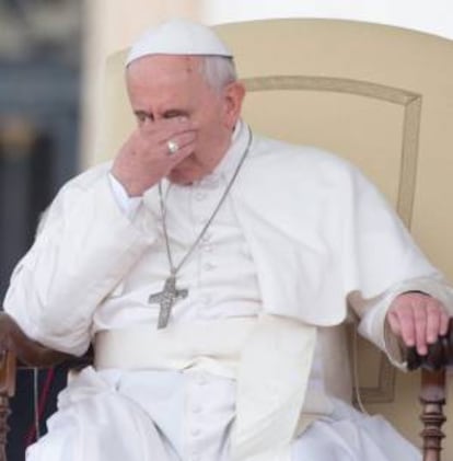 El papa Francisco se rasca los ojos durante la audiencia general de los miércoles en la Plaza de San Pedro de la Ciudad del Vaticano.