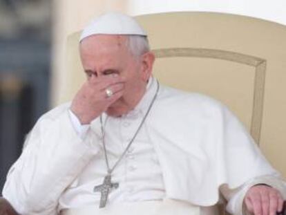 El papa Francisco se rasca los ojos durante la audiencia general de los miércoles en la Plaza de San Pedro de la Ciudad del Vaticano.