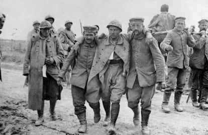 Soldados alemanes llevan a un herido francés durante la batalla del Somme.