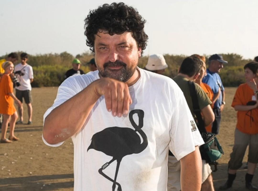 David Bigas, durante una campaña de anillamiento de flamencos en el delta.