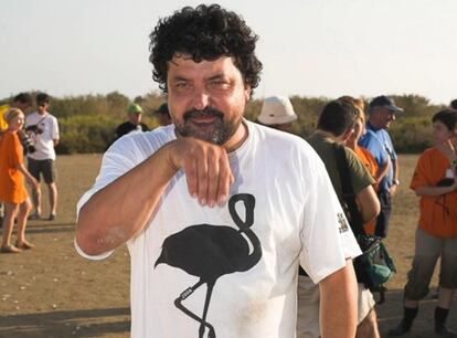 David Bigas, durante una campaña de anillamiento de flamencos en el delta. JOAN GIL