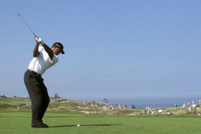 Woods completa un hoyo durante la jornada del US PGA.