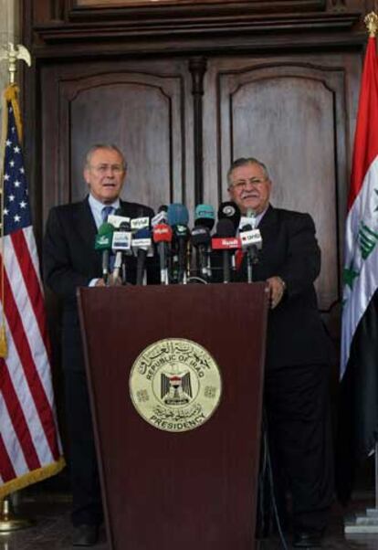 Rumsfeld acompa?ado por el el presidente iraqu, Jalal Talabani, durante su vista sorpresa al pas.