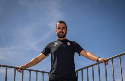 Diego Martínez posa en la ciudad deportiva del Granada. 