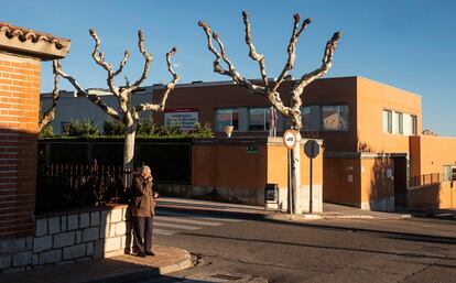 Un hombre delante de la residencia de mayores de Villa del Prado, de titularidad pública y gestionada por una gran empresa privada, Sacyr Social.