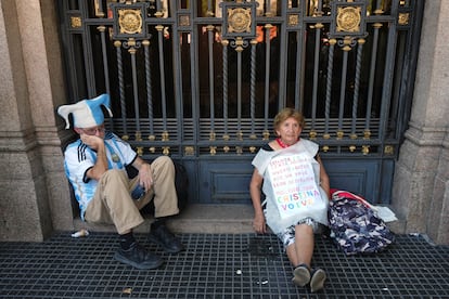 La jubilada Delia Serrizuela, a la derecha, durante las protestas para pedir pensiones más altas, en Buenos Aires, el 19 de marzo.