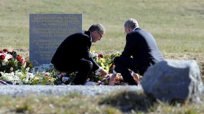 Los presidentes de Lufthansa y Germanwings dejando un ramo de flores en honor a las v&iacute;ctimas del accidente