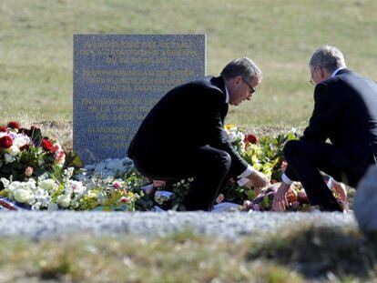 Los presidentes de Lufthansa y Germanwings dejando un ramo de flores en honor a las v&iacute;ctimas del accidente