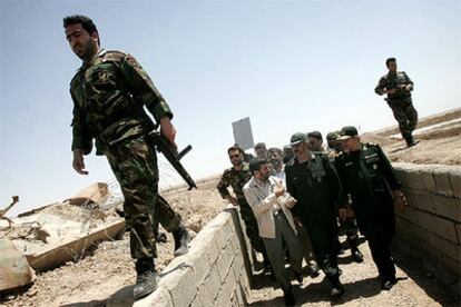 El presidente Mahmud Ahmanideyad charla con militares iraníes durante una visita ayer a la frontera con Irak.