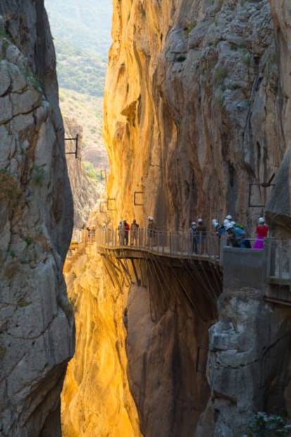 Turistas recorriendo el Caminito del Rey (Málaga).