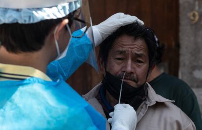 Un estudiante de Medicina de la UNAM realiza una prueba de Covid en el centro histórico de la Ciudad de México.