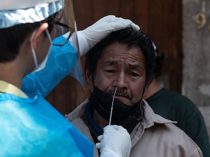 Un estudiante de Medicina de la UNAM realiza una prueba de Covid en el centro histórico de la Ciudad de México.