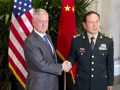 El secretario de Defensa de EE UU, Jim Mattis, y su homólogo chino, Wei Fenghe, este jueves en Singapur.