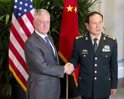 El secretario de Defensa de EE UU, Jim Mattis, y su homólogo chino, Wei Fenghe, este jueves en Singapur.