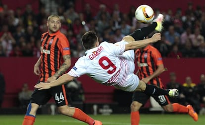 Gameiro hace un remate acrobático ante el Shakhtar.