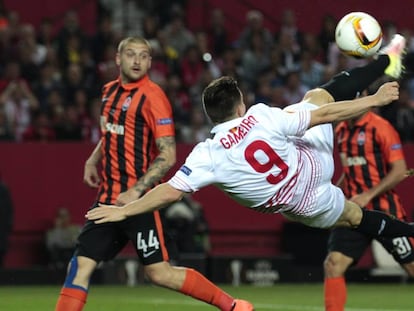 Gameiro hace un remate acrobático ante el Shakhtar.