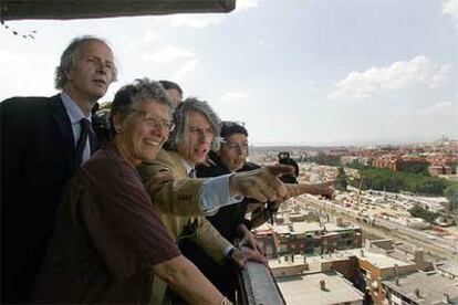 De izquierda a derecha, David Lowe, secretario del Parlamento Europeo, la eurodiputada verde danesa Margrete Auken, el eurodiputado socialista Carlos Carnero y la portavoz municipal de IU, Inés Sabanés, observan las obras de la M-30 desde la terraza de una vecina de la calle de Antonio López.