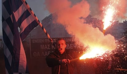 Manifestaci&oacute;n de polic&iacute;as contra los recortes, ayer, frente al Parlamento griego.