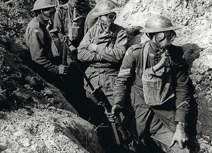 Soldados de la Infantería australiana en la batalla de Ypres, en 1916. En primera fila, uno de ellos lleva un reloj de pulsera.