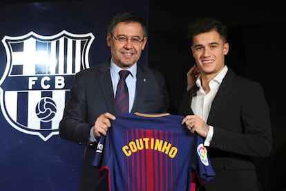 Coutinho posa junto al presidente del FC Barcelona, Josep Maria Bartomeu (i), durante su presentación como nuevo jugador azulgrana.