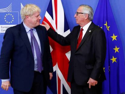 Boris Johnson y Jean-Claude Juncker, ayer tras cerrar el acuerdo.