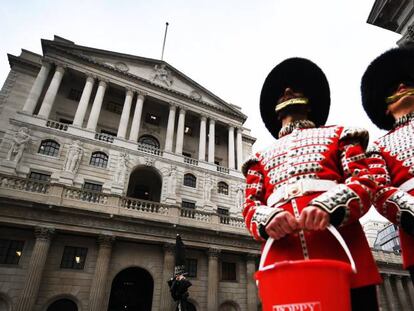 Guardias Granaderos en campa&ntilde;a de Amapola, en las inmediaciones del Banco de Inglaterra, en Londres (Reino Unido).