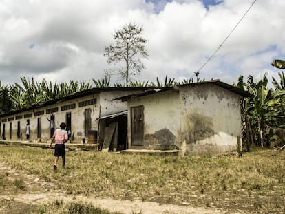 Un joven empleado de Furukawa camina hacia su vivienda en la hacienda Hilda 2.