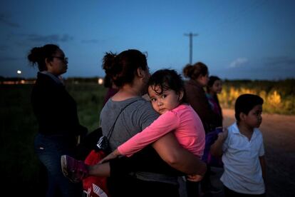 Madeline, una niña hondureña de tres años, en brazos de su madre mientras son retenidas a la espera de detencción tras cruzar ilegalmente la frontera mexicana que separa América Central de EE UU, en Penitas, Texas, el 3 de octubre de 2018.