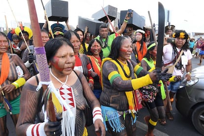 Mujeres indígenas de Brasil se unen a la protesta anual por los derechos de sus tribus.