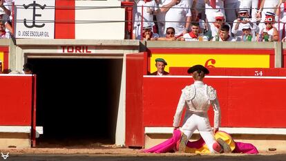 Borja Jiménez, de rodillas ante la puerta de toriles, a la espera de su primer toro.