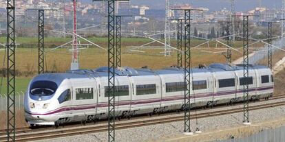 Un tren de la la nueva l&iacute;nea del AVE Barcelona-Girona-Figueres. 