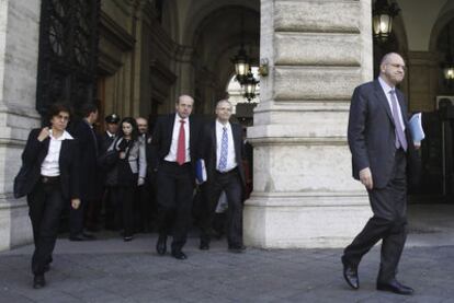 El equipo de inspectores de la Comisión Europea y del BCE sale de la sede del Banco de Italia, ayer en Roma.