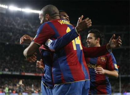 Henry y Eto'o celebran uno de los dos goles del camerunés ante el Murcia