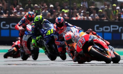 Márquez (en primer término) esperó su oportunidad para superar a Lorenzo, que llegó en el décimo giro y, a partir de ese momento y de manera inexorable el piloto de Repsol Honda se marchó en pos de su tercera victoria consecutiva de la temporada, una racha que comenzó en el Gran Premio de Austin, su trazado preferido, Austin, mientras que Jorge Lorenzo se "desinfló" hasta el sexto puesto final.