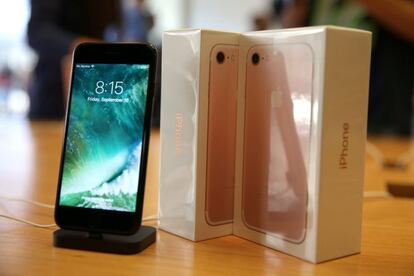 The new iPhone 7 smartphone goes on sale inside an Apple Inc. store in Los Angeles, California, U.S., September 16, 2016. REUTERS/Lucy Nicholson/File Photo