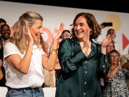 La vicepresidenta segunda del Gobierno y líder de Sumar, Yolanda Díaz, y la alcaldesa de Barcelona y candidata de los comunes a la reelección, Ada Colau, en un acto este sábado en Barcelona.