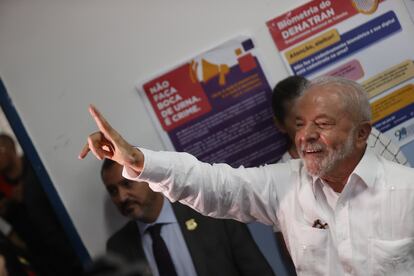  Lula da Silva saluda a la prensa a la salida del colegio electoral donde voto esta mañana. 