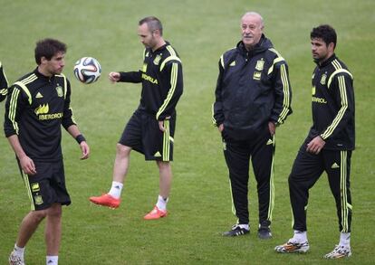 Del Bosque, junto a Diego Costa, Iniesta y Javi Martínez.