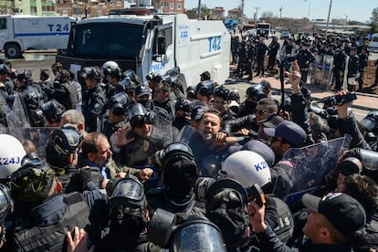 Policías antidisturbios turcos bloquean a miembros del Partido Democrático de los Pueblos Kurdos (HDP) durante el funeral del activista kurkuf Gezen en la ciudad turca de Diyarbakir. Un activista kurdo en huelga de hambre en una prisión turca ha cometido suicidio, según afirmó su familia y el partido kurdo, provocando enfrentamientos con la policía en su tumba.